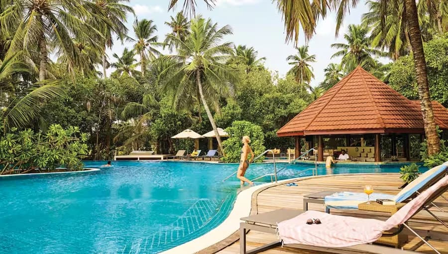 ROBINSON Maldives pool