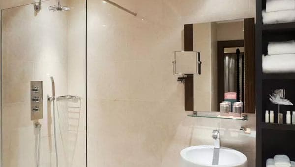 Hotel Indigo Tower Hill Bathroom 2