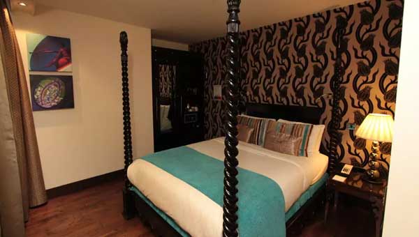 Hotel Indigo Tower Hill Suite Bedroom