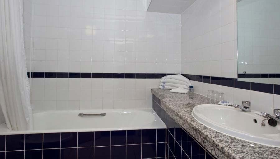 Royal National Hotel Bathroom 2