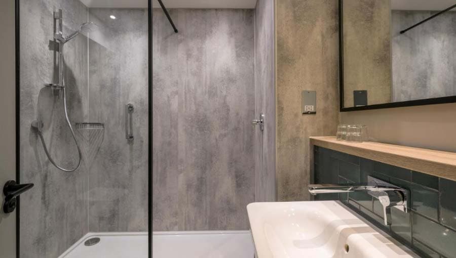 Royal National Hotel Bathroom