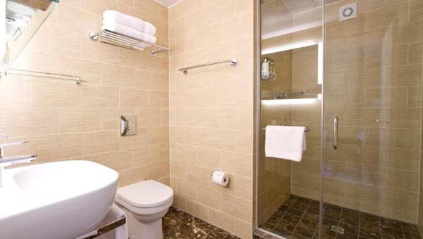 St Ermin's Hotel bathroom