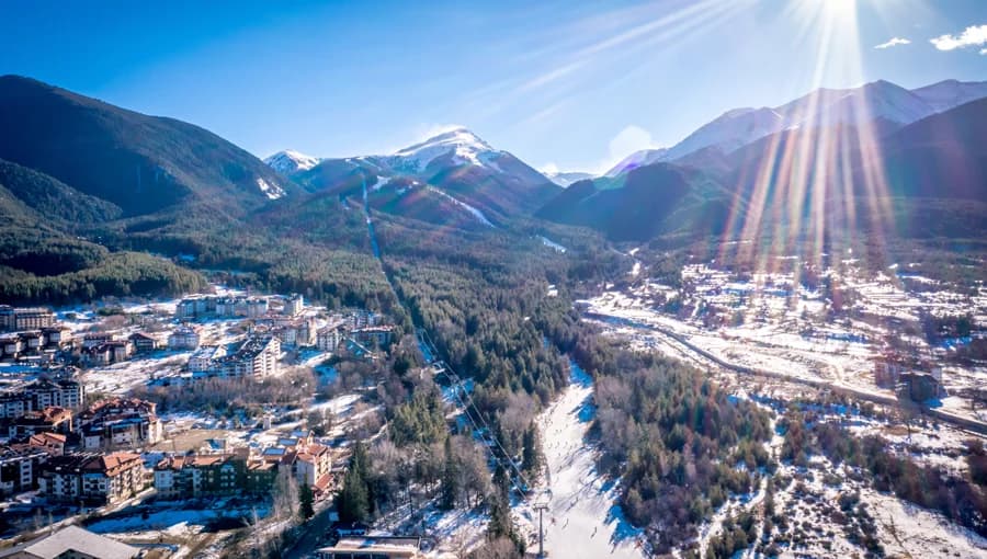 Skiers on the beginner plateau at Bansko, Bulgaria