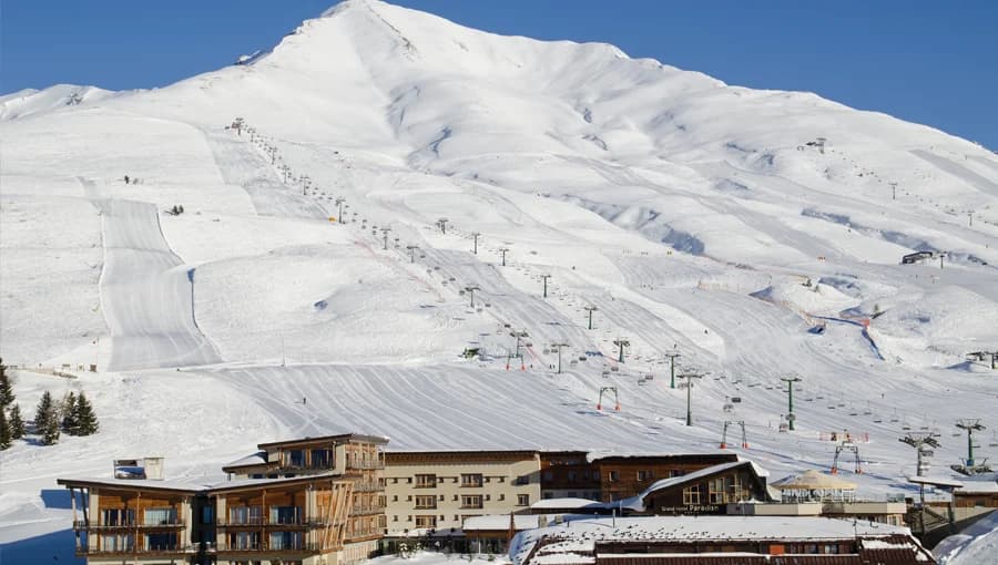 Wide beginner slopes at Passo Tonale ski resort, Italy