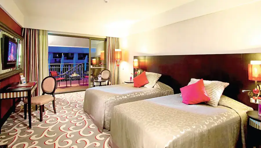 Cornelia Diamond Golf Resort & Spa Swim Up Room