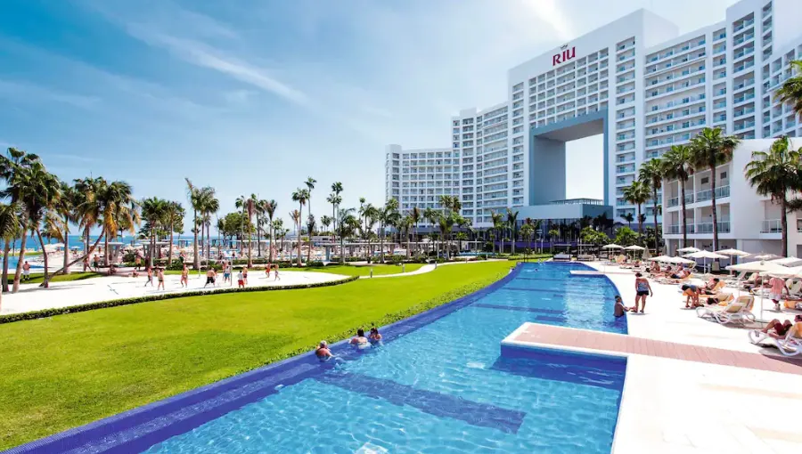 Best all inclusive resorts in Cancun - Hotel Riu Palace Peninsula Pool