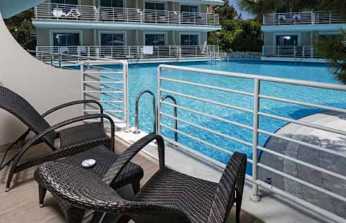 Standard Swim Up Room