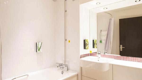 Premier Inn King's Cross London hotel bathroom