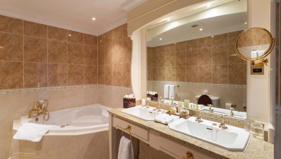 Luton Hoo Hotel Golf and Spa Bathroom
